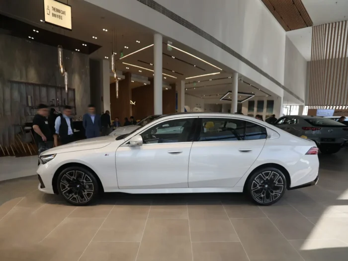 BMW 5 Series – Image 3
