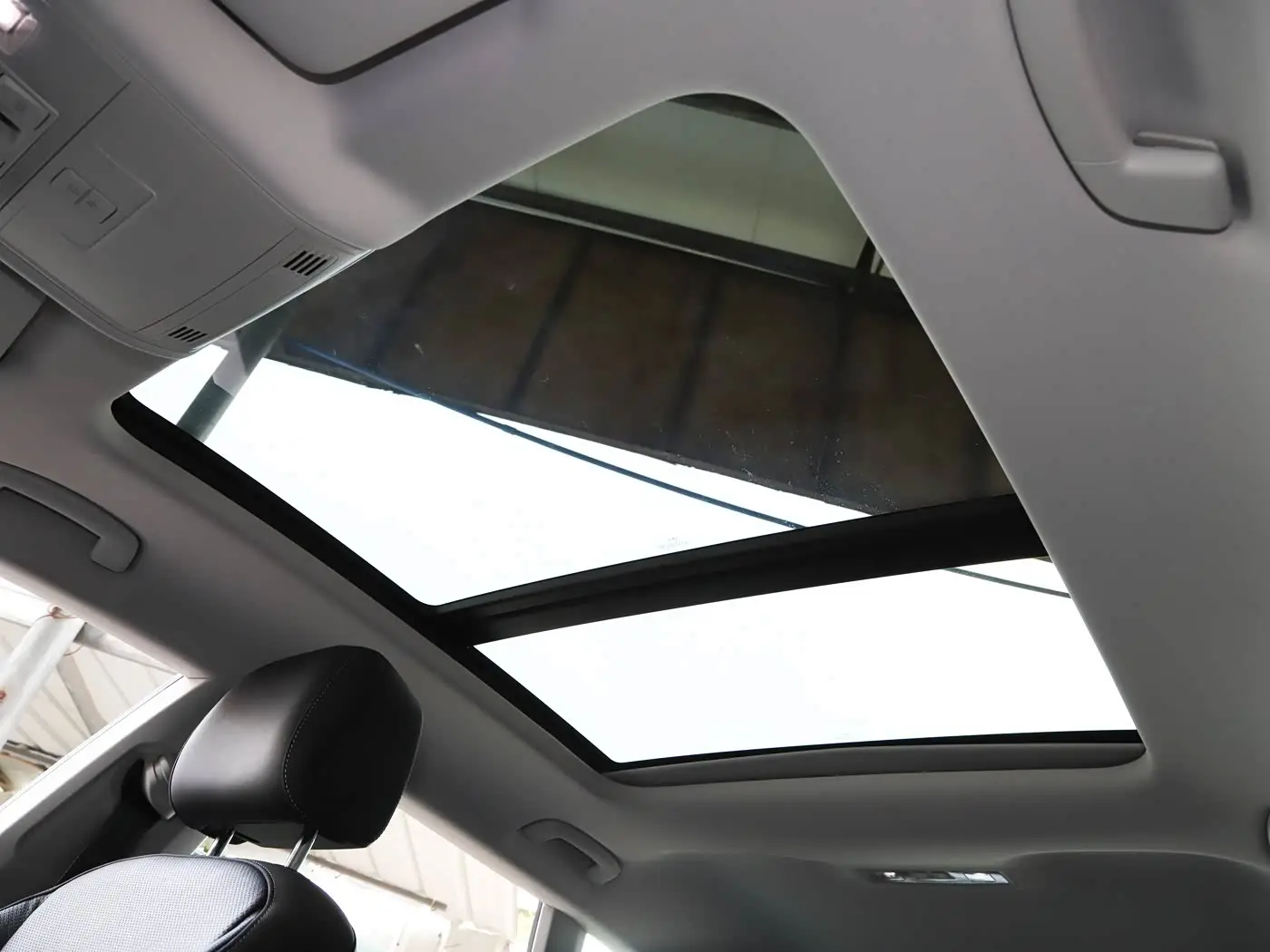 Volkswagen CC interior (2)_1 Volkswagen CC - الصورة 8