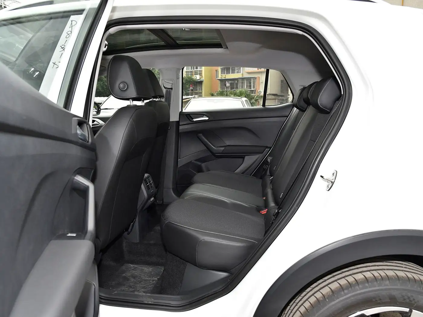 Volkswagen T-Cross interior (4)_1 Volkswagen T-Cross - الصورة 7