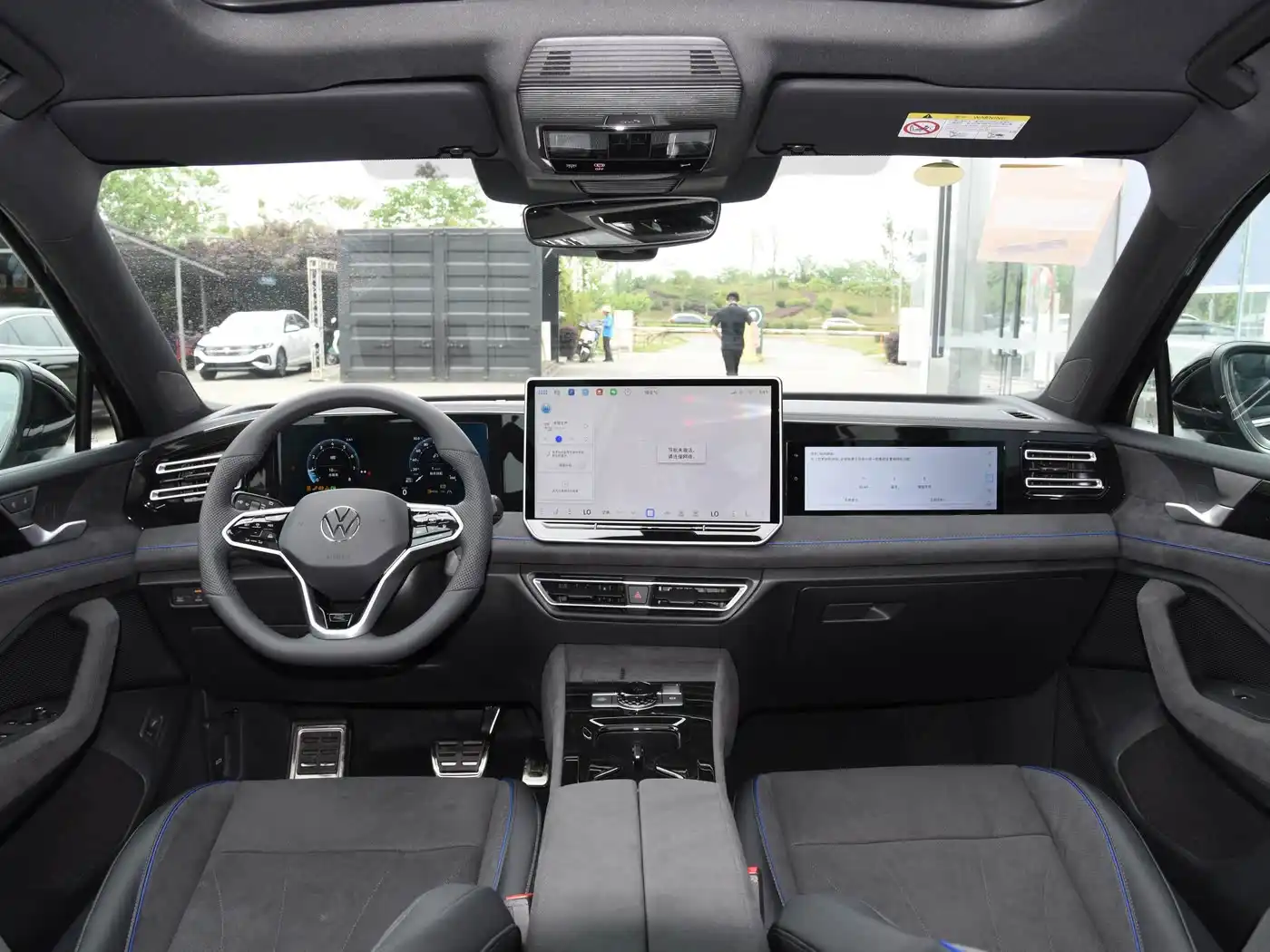 Volkswagen Tiguan L interior (1) Volkswagen Tiguan L - Image 5