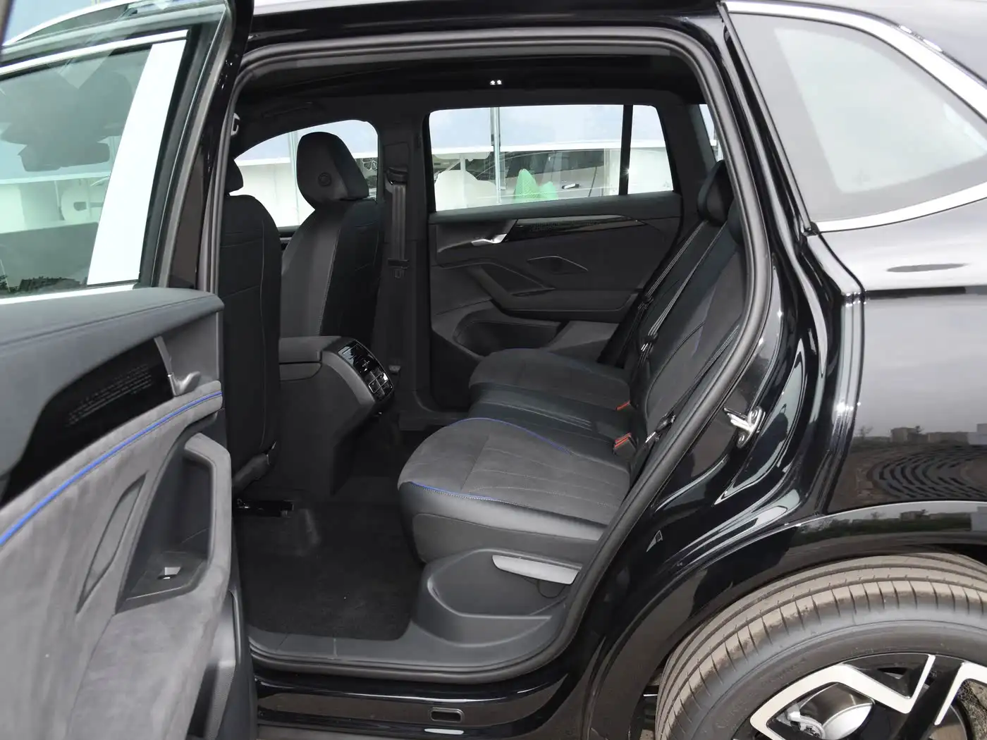 Volkswagen Tiguan L interior (5) Volkswagen Tiguan L - Image 7