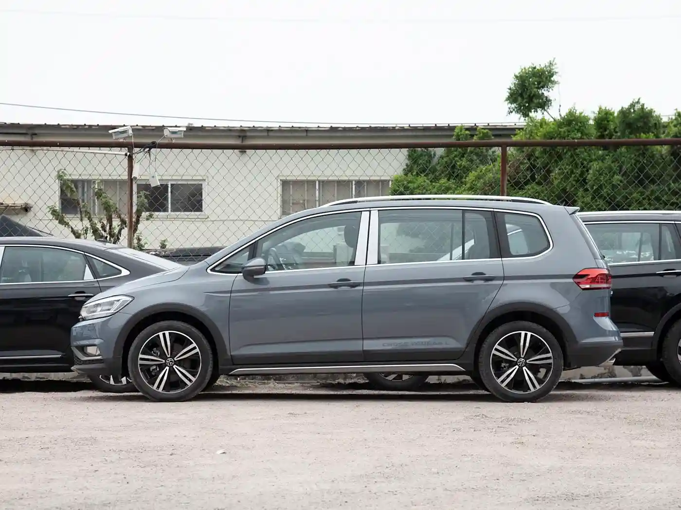 Volkswagen Touran exterior (2) Volkswagen Touran - Image 3