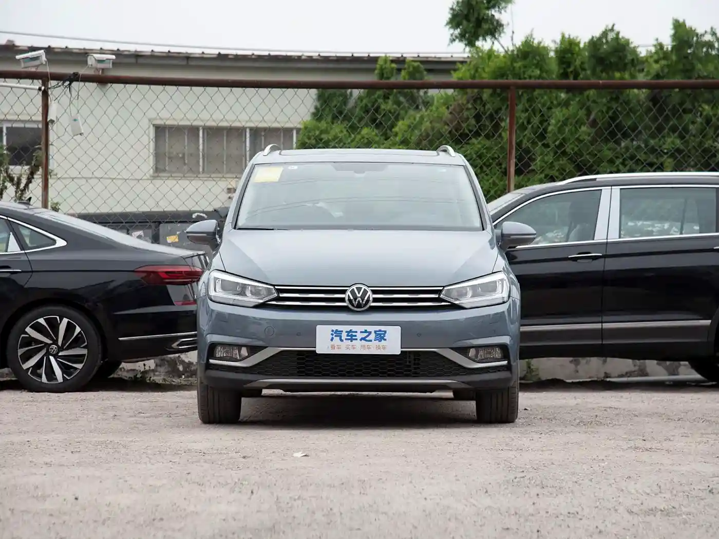 Volkswagen Touran exterior (3) Volkswagen Touran - Image 2