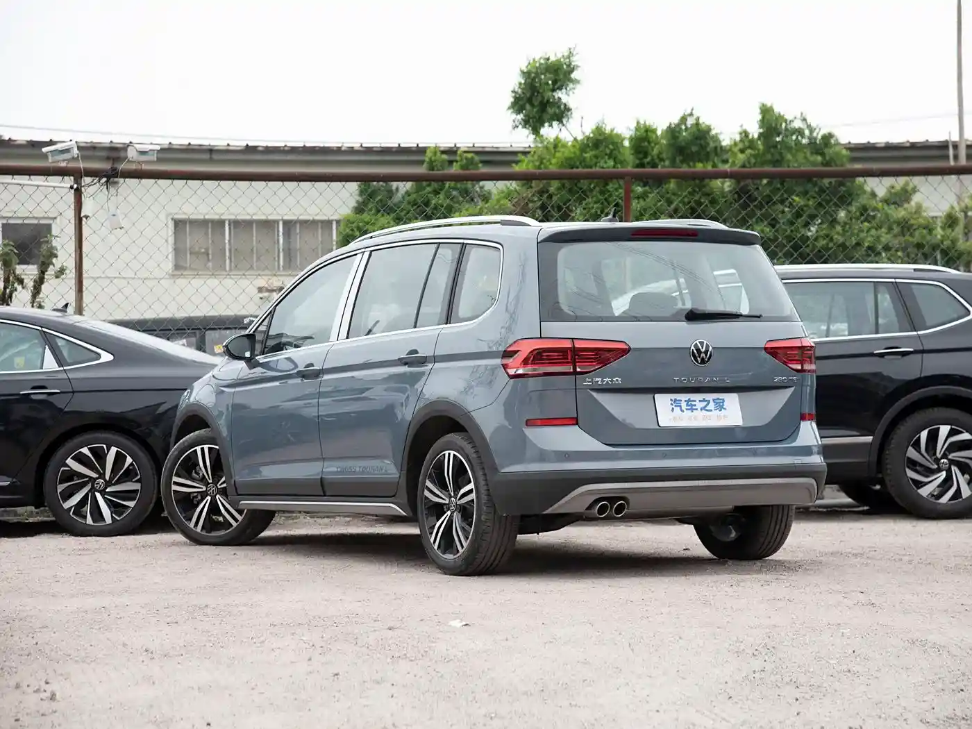 Volkswagen Touran exterior (4) Volkswagen Touran - Image 4