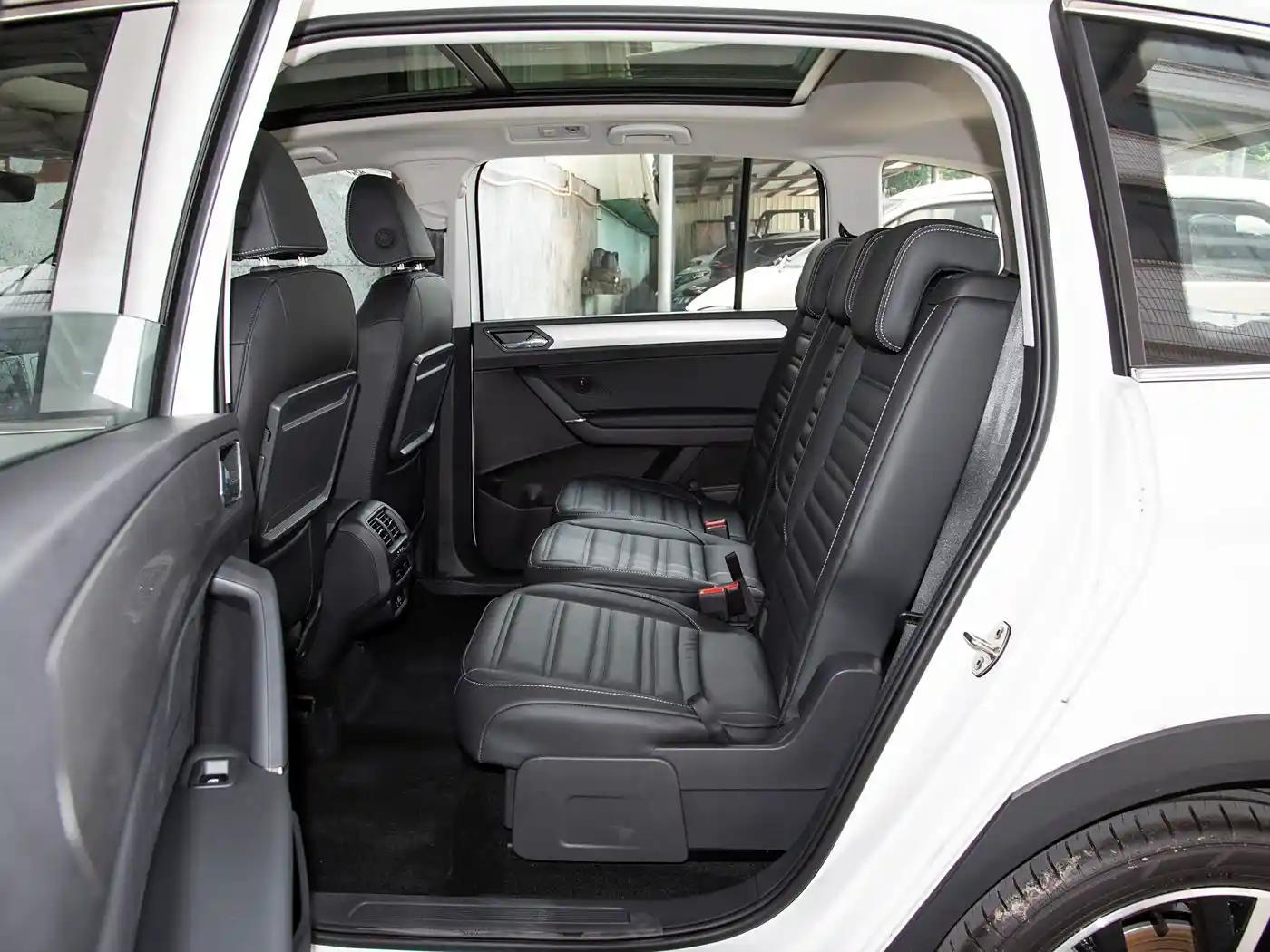 Volkswagen Touran interior (3) Volkswagen Touran - Image 7