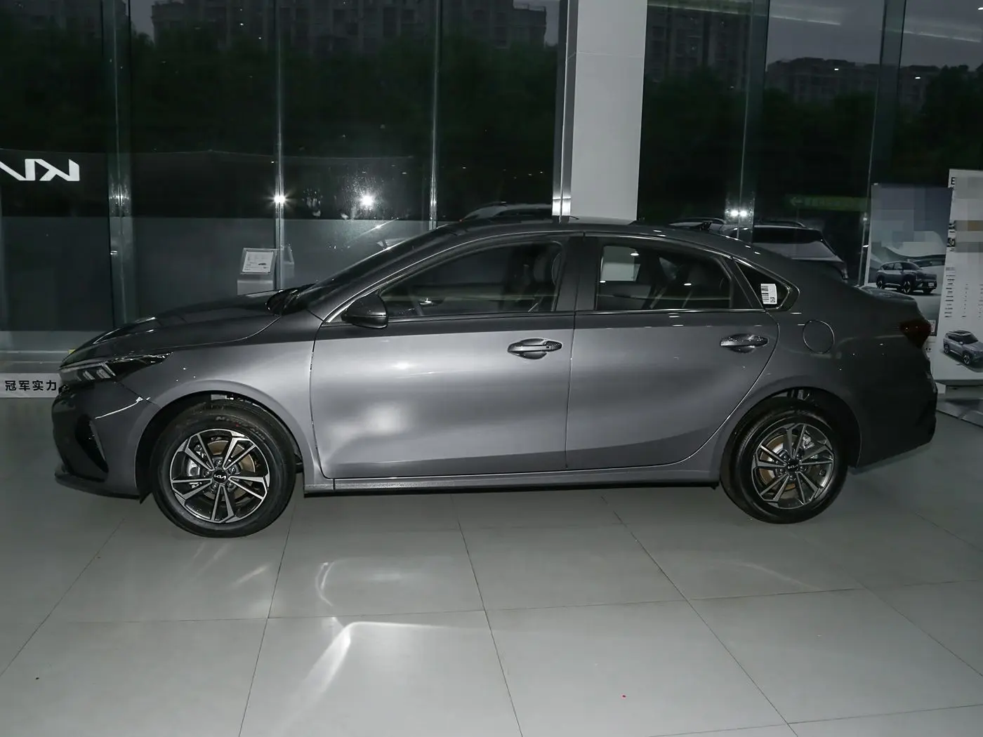 Kia K3 interior (5) Kia K3 - الصورة 3