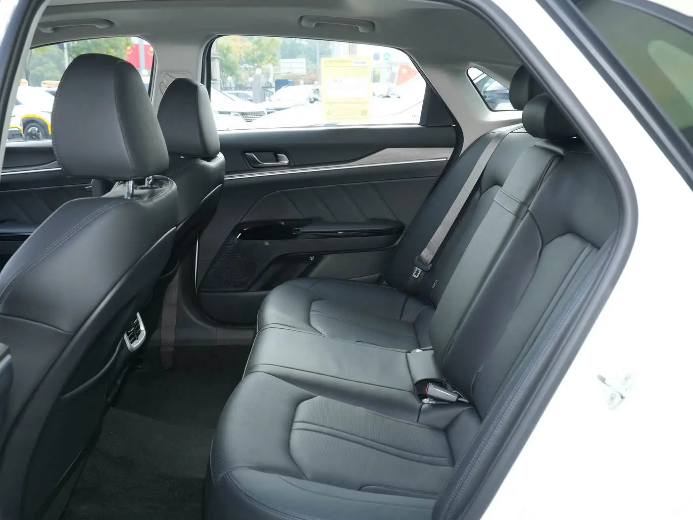 Kia K5 interior (3) Kia K5 - Image 7
