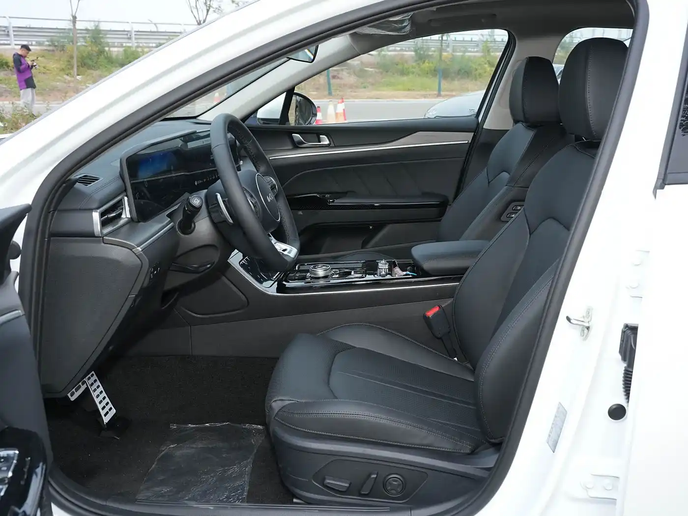 Kia K5 interior (4) Kia K5 - Image 6