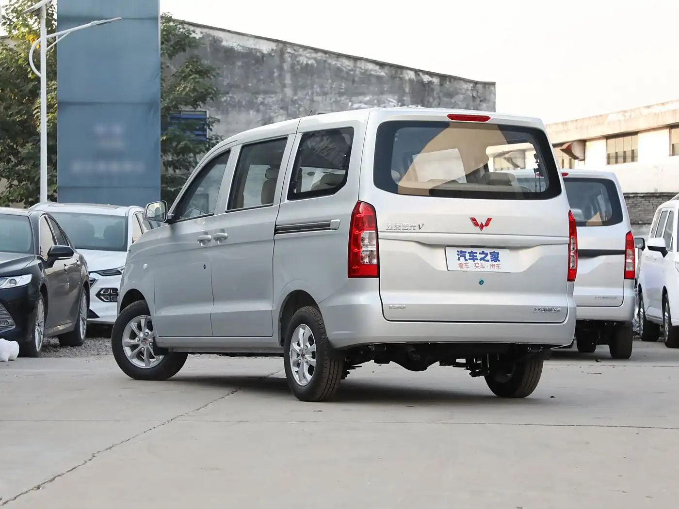 Wuling Hongguang V exterior (2) Wuling Hongguang V - Image 4