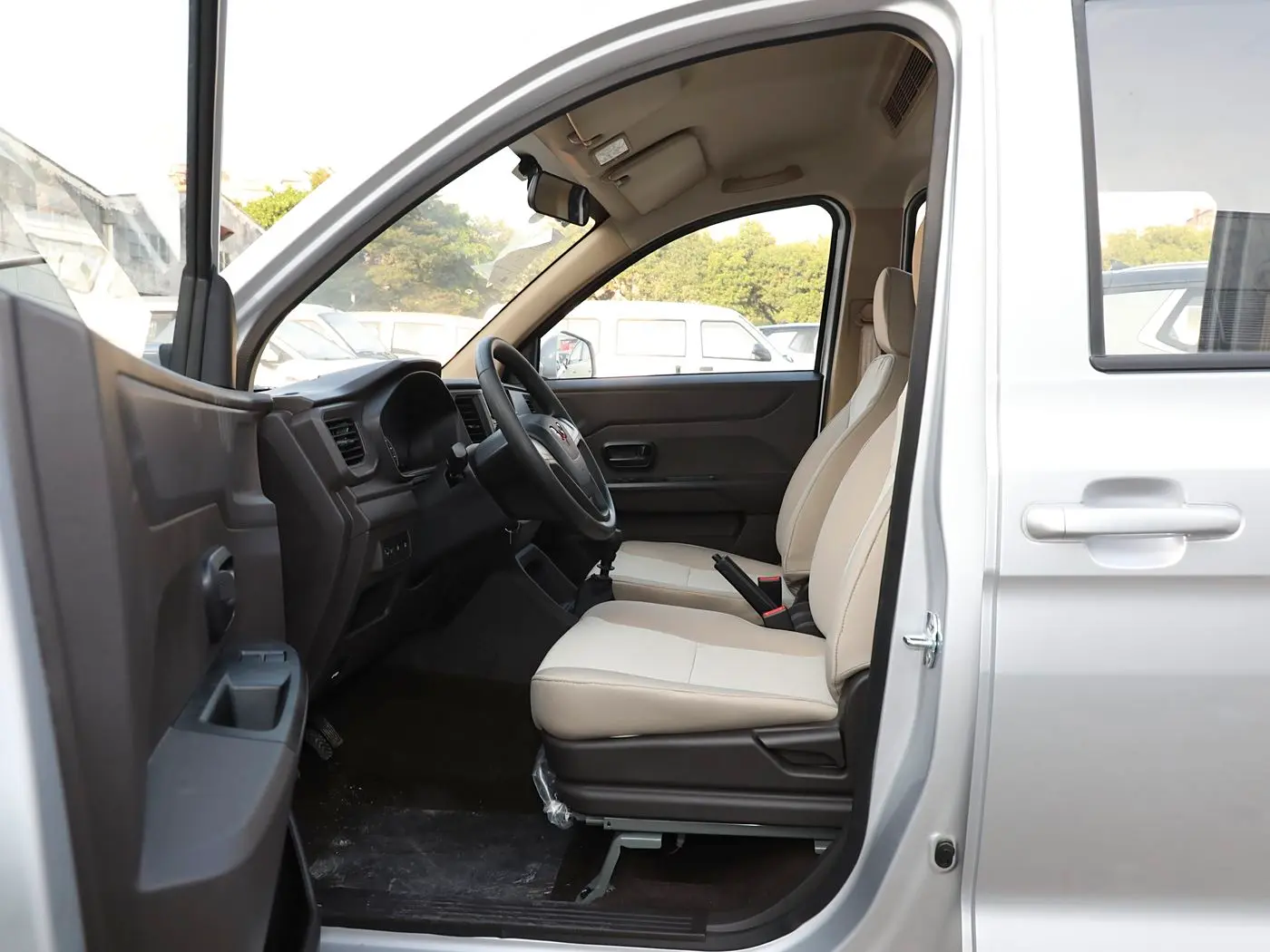 Wuling Hongguang V interior (2) Wuling Hongguang V - Image 6
