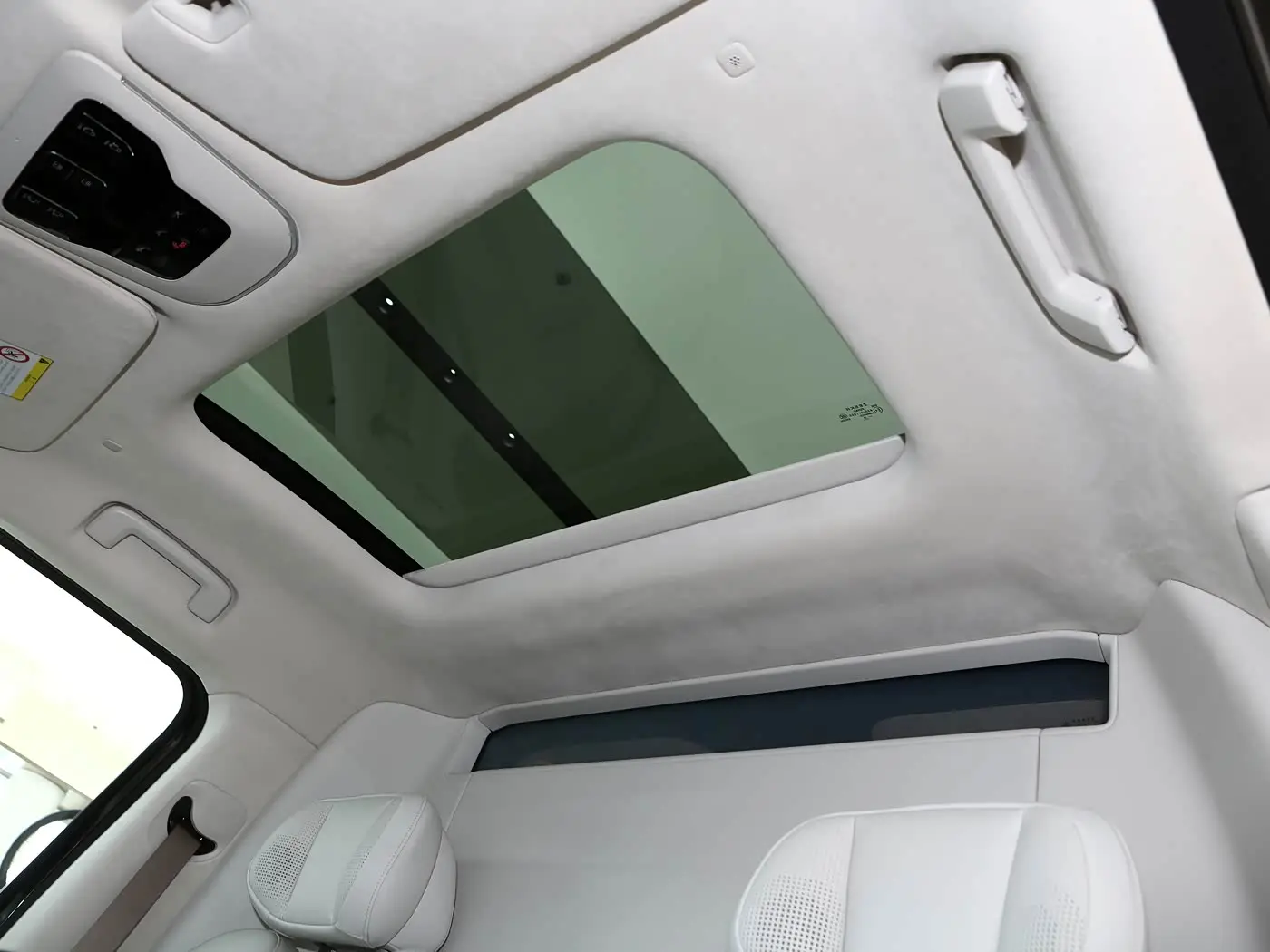 ZEEKR 009 interior (2) ZEEKR 009 - Image 9