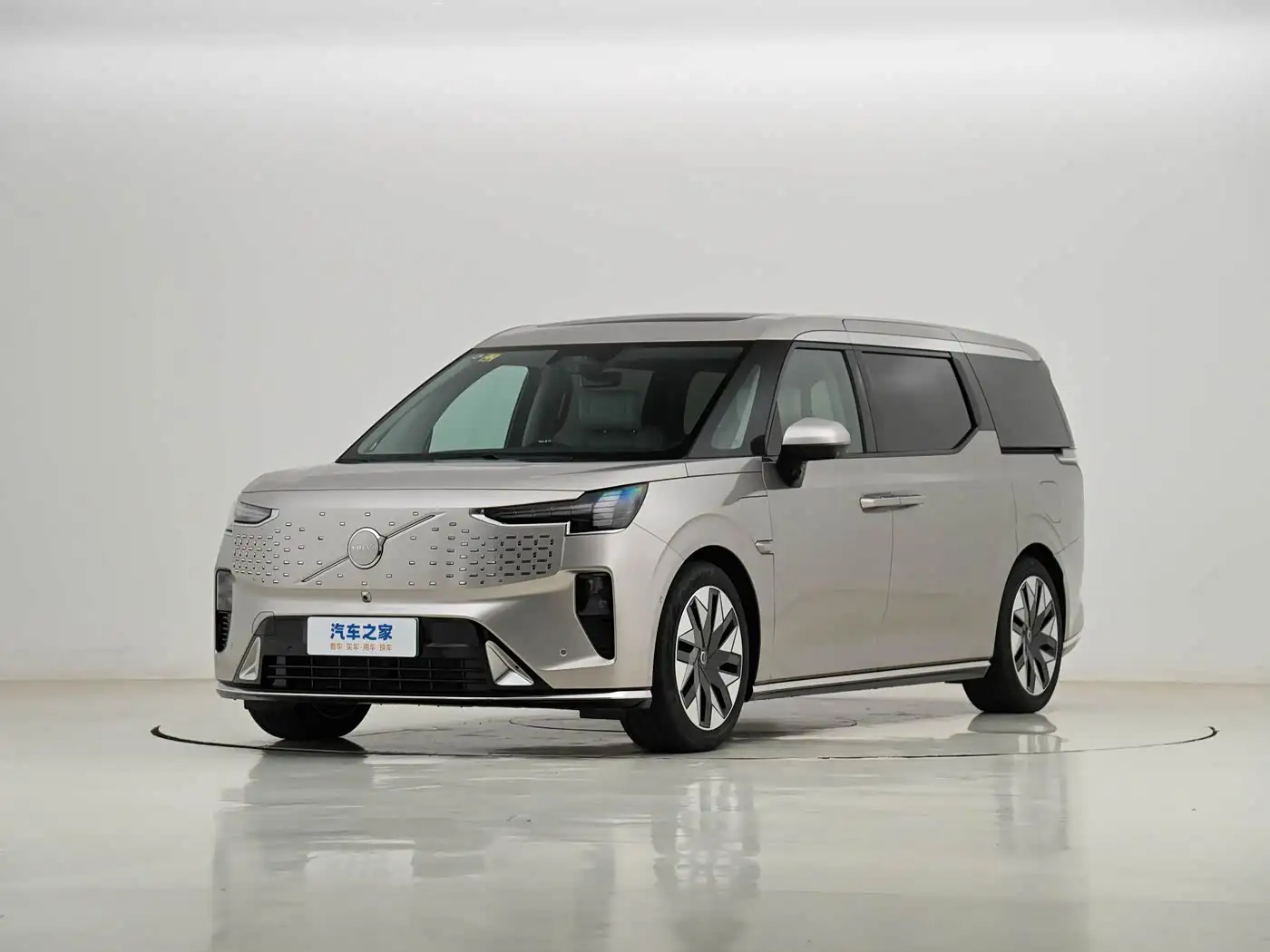 Volvo EM90 exterior Volvo EM90 - Image 1