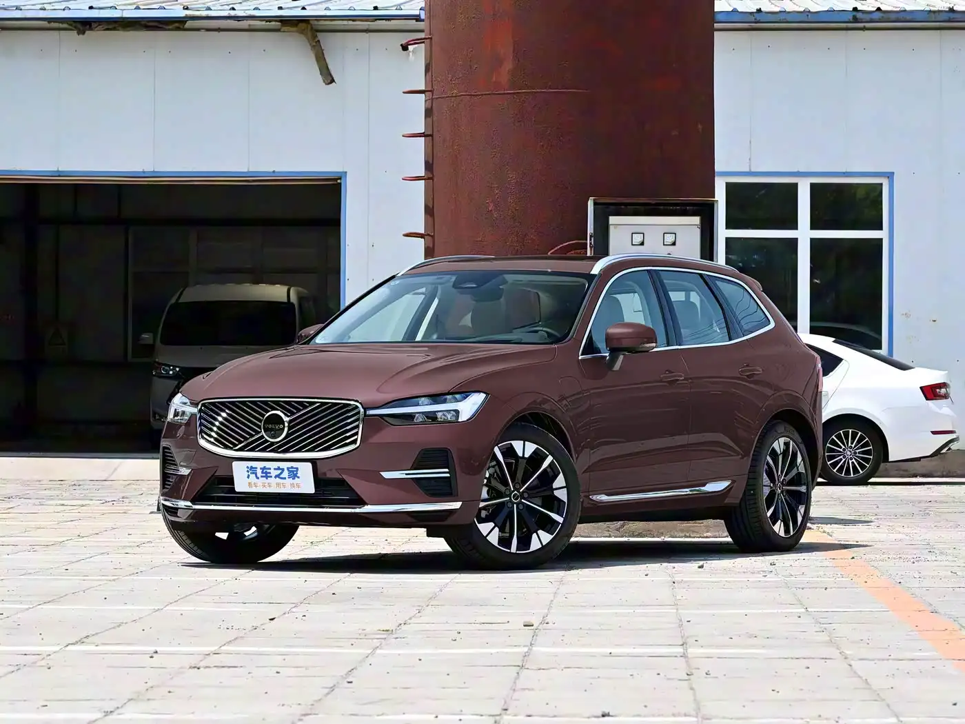 Volvo XC60 Plug-in Hybrid exterior (3) Volvo XC60 Plug-in Hybrid – Image 1